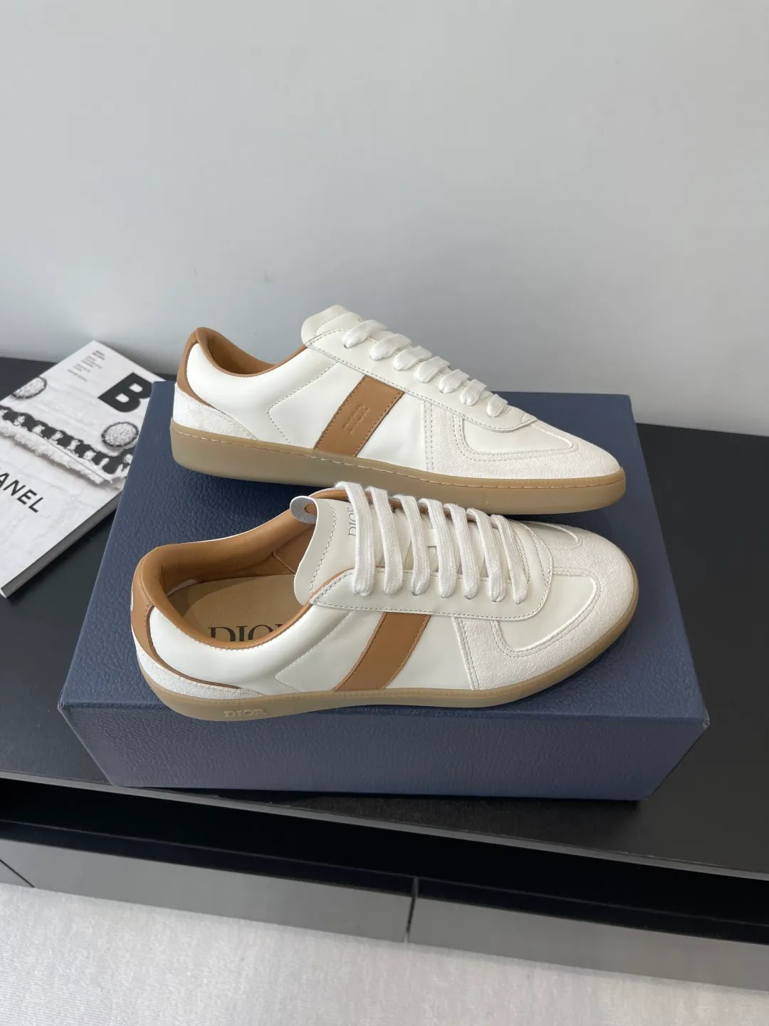 Factory price: 420💰The top version of Dior 25ss new product B01 moral training shoes. The toe size design of the couple's style is a bit wider. The upper foot comfort is perfect. The thread is beautiful. Perfectly suitable for trousers. Decorated with various classic details. It is the ideal choice for daily styling. It can be matched with various casual items to create exquisite shapes. Fabric first layer cowhide/lining sheepskin T men's shoes💰U original outsole Code number: 38-44, customized 45